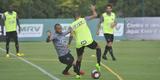 Volante Elias participou nesta quinta-feira do seu primeiro treino como jogador do Atltico. Roger Machado comandou uma atividade com bola utilizando atletas que no jogaram ou atuaram pouco diante do Cruzeiro