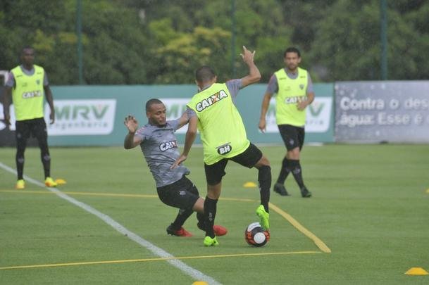 Volante Elias participou nesta quinta-feira do seu primeiro treino como jogador do Atltico. Roger Machado comandou uma atividade com bola utilizando atletas que no jogaram ou atuaram pouco diante do Cruzeiro