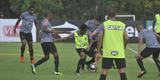 Volante Elias participou nesta quinta-feira do seu primeiro treino como jogador do Atltico. Roger Machado comandou uma atividade com bola utilizando atletas que no jogaram ou atuaram pouco diante do Cruzeiro