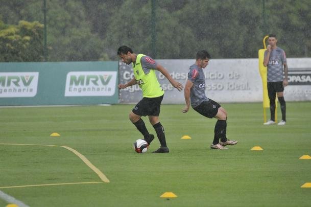 Volante Elias participou nesta quinta-feira do seu primeiro treino como jogador do Atltico. Roger Machado comandou uma atividade com bola utilizando atletas que no jogaram ou atuaram pouco diante do Cruzeiro