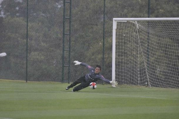 Volante Elias participou nesta quinta-feira do seu primeiro treino como jogador do Atltico. Roger Machado comandou uma atividade com bola utilizando atletas que no jogaram ou atuaram pouco diante do Cruzeiro