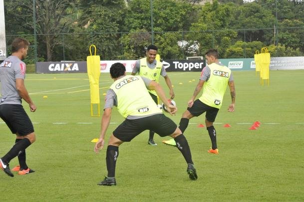Volante Elias participou nesta quinta-feira do seu primeiro treino como jogador do Atltico. Roger Machado comandou uma atividade com bola utilizando atletas que no jogaram ou atuaram pouco diante do Cruzeiro