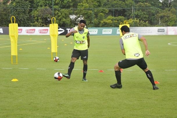 Volante Elias participou nesta quinta-feira do seu primeiro treino como jogador do Atltico. Roger Machado comandou uma atividade com bola utilizando atletas que no jogaram ou atuaram pouco diante do Cruzeiro