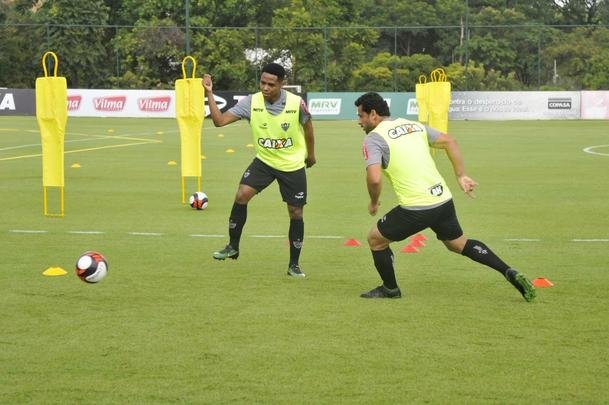 Volante Elias participou nesta quinta-feira do seu primeiro treino como jogador do Atltico. Roger Machado comandou uma atividade com bola utilizando atletas que no jogaram ou atuaram pouco diante do Cruzeiro