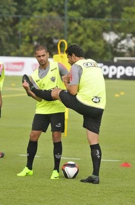 Volante Elias participou nesta quinta-feira do seu primeiro treino como jogador do Atltico. Roger Machado comandou uma atividade com bola utilizando atletas que no jogaram ou atuaram pouco diante do Cruzeiro