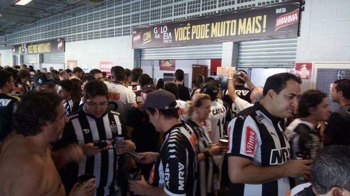 Atlético promoveu ação para distribuir cerveja aos torcedores no Independência