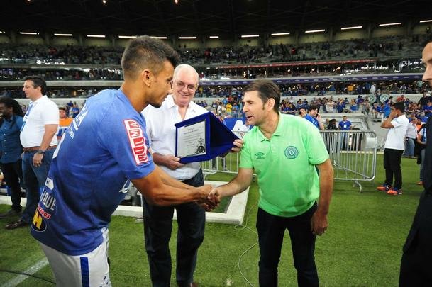 Chapecoense foi homenageada pelo Cruzeiro e pelos torcedores que compareceram ao Mineiro