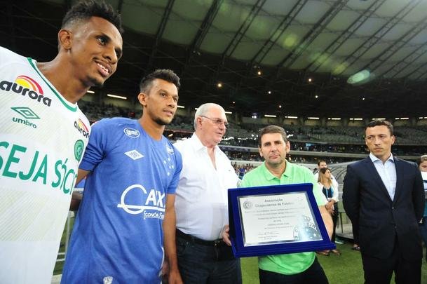 Chapecoense foi homenageada pelo Cruzeiro e pelos torcedores que compareceram ao Mineiro