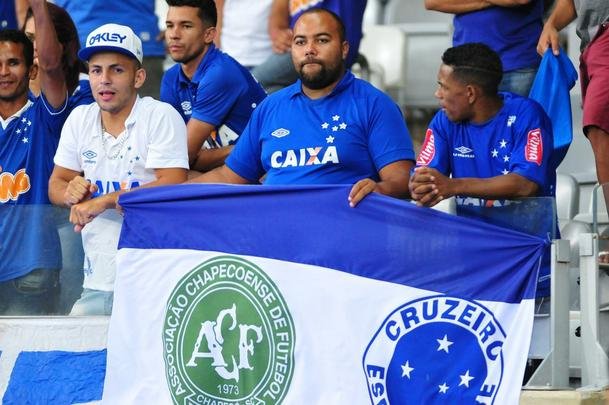 Torcedores do Cruzeiro tambm homenagearam a Chape no Mineiro