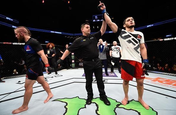 Islam Makhachev venceu Nik Lentz por decisão unânime