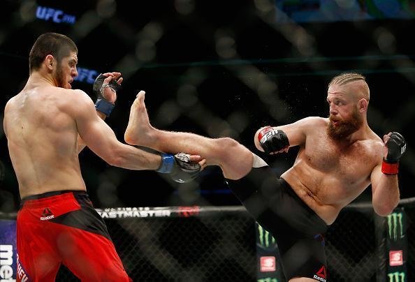 Islam Makhachev venceu Nik Lentz por decisão unânime
