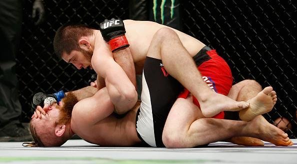 Islam Makhachev venceu Nik Lentz por decisão unânime