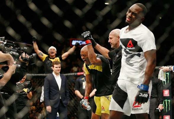 Anderson Silva vence Derek Brunson na luta coprincipal do UFC 208, por deciso unnime dos juzes, e volta a vencer depois de mais de quatro anos 