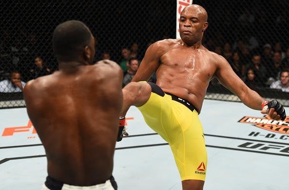 Anderson Silva vence Derek Brunson na luta coprincipal do UFC 208, por deciso unnime dos juzes, e volta a vencer depois de mais de quatro anos 