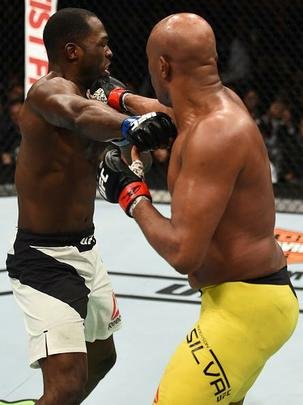 Anderson Silva vence Derek Brunson na luta coprincipal do UFC 208, por deciso unnime dos juzes, e volta a vencer depois de mais de quatro anos 