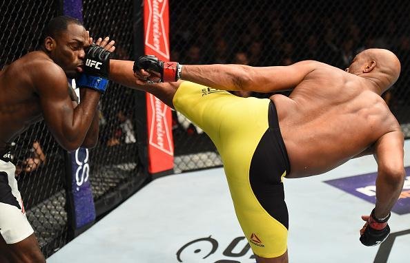 Anderson Silva vence Derek Brunson na luta coprincipal do UFC 208, por deciso unnime dos juzes, e volta a vencer depois de mais de quatro anos 