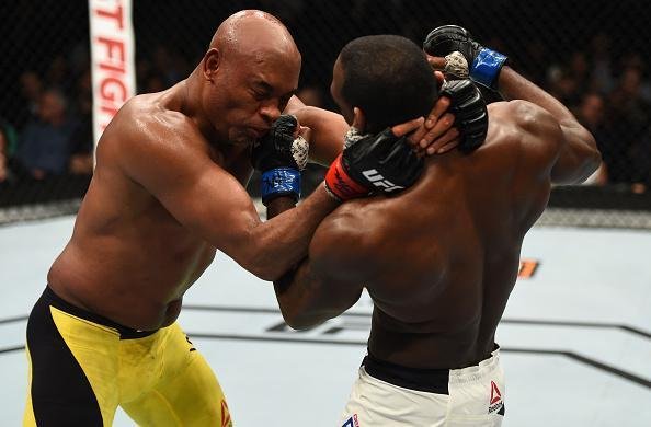 Anderson Silva vence Derek Brunson na luta coprincipal do UFC 208, por deciso unnime dos juzes, e volta a vencer depois de mais de quatro anos 
