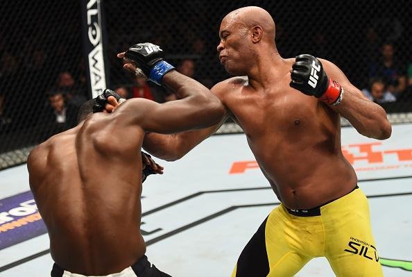 Anderson Silva vence Derek Brunson na luta coprincipal do UFC 208, por deciso unnime dos juzes, e volta a vencer depois de mais de quatro anos 