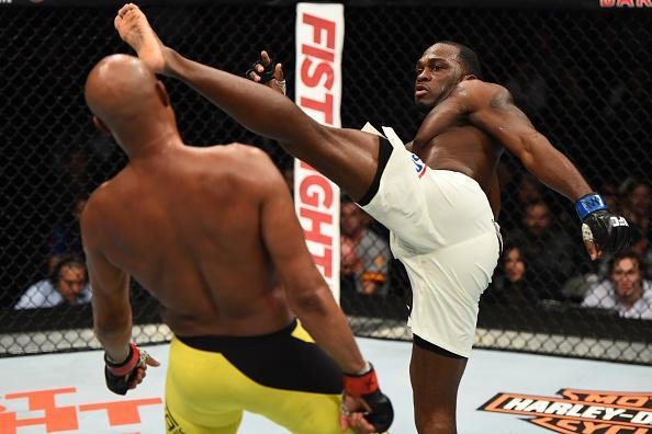 Anderson Silva vence Derek Brunson na luta coprincipal do UFC 208, por deciso unnime dos juzes, e volta a vencer depois de mais de quatro anos 