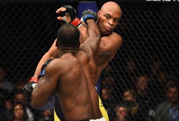 Anderson Silva vence Derek Brunson na luta coprincipal do UFC 208, por deciso unnime dos juzes, e volta a vencer depois de mais de quatro anos 
