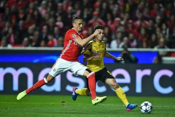 Grego Konstantinos Mitroglou marcou o gol da vitria do Benfica sobre o Borussia em Lisboa