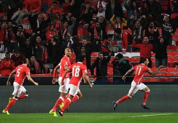 Grego Konstantinos Mitroglou marcou o gol da vitria do Benfica sobre o Borussia em Lisboa