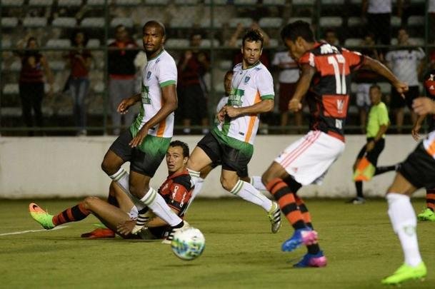 Flamengo e América jogaram no Bezerrão, no Distrito Federal, pela Primeira Liga