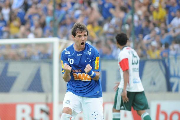 3 - Walter Montillo - 36 gols (122 jogos): O argentino chegou ao Cruzeiro em junho de 2010. Ficou no clube at dezembro de 2012. Ao todo, foram 122 jogos e 36 gols. Tambm foi responsvel por 36 assistncias. Curiosamente, Montillo participou diretamente dos gols da equipe em 60% dos jogos em que atuou, seja como garom, seja como artilheiro.