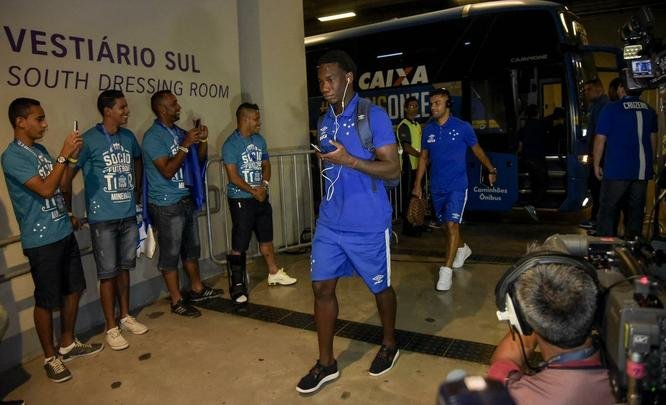 Henrique entrega carto do Scio do Futebol ao gari Daivdson antes do jogo contra o So Francisco-PA