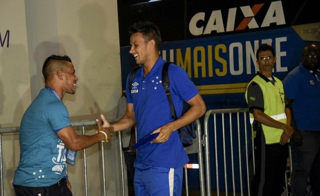Henrique entrega carto do Scio do Futebol ao gari Daivdson antes do jogo contra o So Francisco-PA