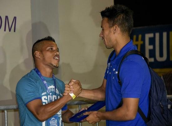 Henrique entrega carto do Scio do Futebol ao gari Daivdson antes do jogo contra o So Francisco-PA