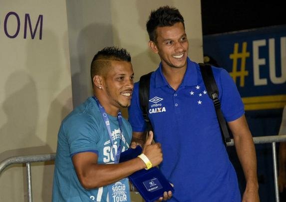 Henrique entrega carto do Scio do Futebol ao gari Daivdson antes do jogo contra o So Francisco-PA