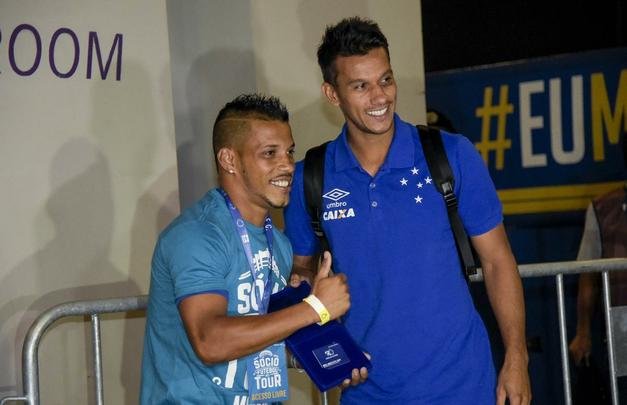 Henrique entrega carto do Scio do Futebol ao gari Daivdson antes do jogo contra o So Francisco-PA