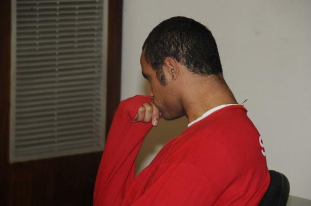 Quando passava pelo melhor momento da carreira, se envolveu no assassinato da modelo Eliza Samdio. O clube rescindiu o contrato do jogador. Em 2014, ele assinou com o Montes Claros, mas no conseguiu liberao para deixar a carreira e jogar