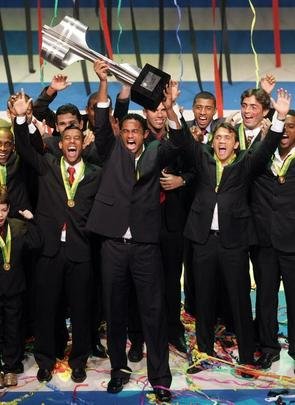  Em ascenso meterica na Gvea, se tornou titular em pouco tempo, sendo tricampeo carioca (2007, 2008 e 2009). Foi campeo brasileiro em 2009