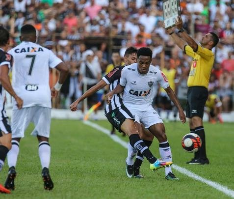 Atltico vence Democrata por 3 a 2, em Governador Valadares, e mantm liderana do Mineiro
