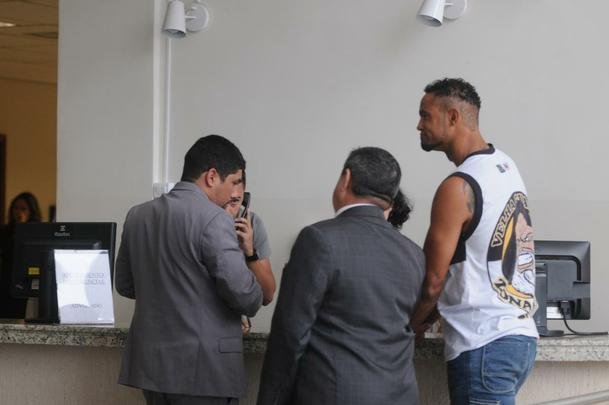 Vestido com camiseta da Galoucura Zona Norte, goleiro esteve nesta quinta-feira no Frum de Santa Luzia, na Regio Metropolitana de Belo Horizonte, para apresentar as garantias de sua liberdade