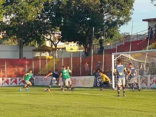 Imagens do treino do Cruzeiro no Estdio Nasri Mattar, em Tefilo Otoni (MG), antes de jogo com Amrica-TO