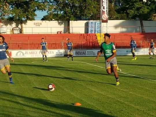 Imagens do treino do Cruzeiro no Estdio Nasri Mattar, em Tefilo Otoni (MG), antes de jogo com Amrica-TO