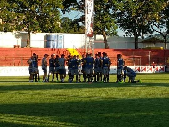 Imagens do treino do Cruzeiro no Estdio Nasri Mattar, em Tefilo Otoni (MG), antes de jogo com Amrica-TO