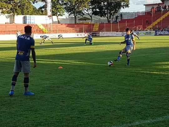 Imagens do treino do Cruzeiro no Estdio Nasri Mattar, em Tefilo Otoni (MG), antes de jogo com Amrica-TO