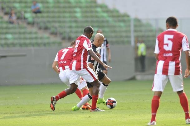 Confira as fotos do jogo entre Atltico x Villa Nova