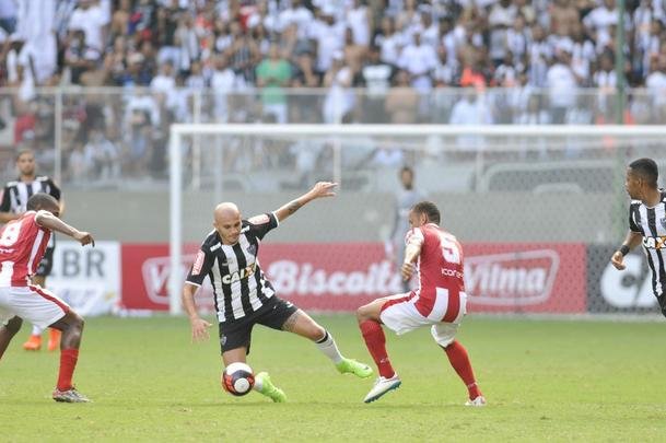 Confira as fotos do jogo entre Atltico x Villa Nova