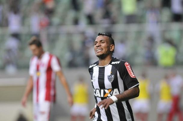 Otero comemora o segundo gol do Atltico