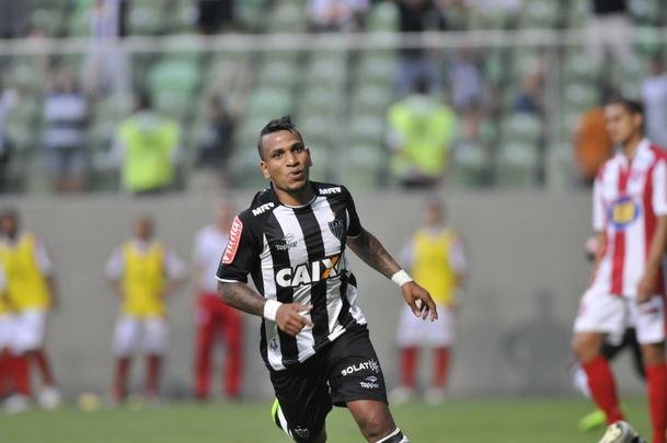 Otero comemora o segundo gol do Atltico