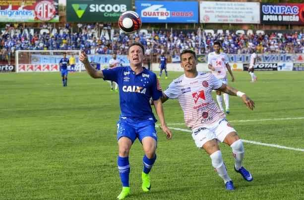 Fotos da vitria do Cruzeiro sobre o Amrica, em Tefilo Otoni, pelo Campeonato Mineiro