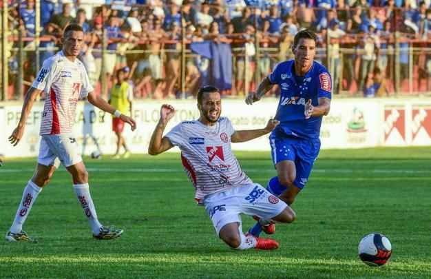 Fotos da vitria do Cruzeiro sobre o Amrica, em Tefilo Otoni, pelo Campeonato Mineiro