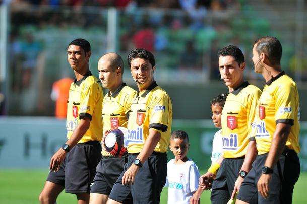 Fotos do clssico entre Amrica e Cruzeiro, no Independncia, pela stima rodada do Campeonato Mineiro (Alexandre Guzanshe/EM D.A Press)