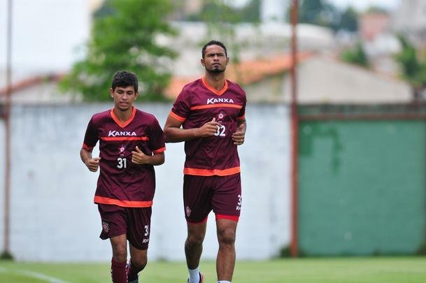 Bruno fez exerccios pela manh no CT do Boa Esporte acompanhado por um preparador fsico e foi aplaudido por curiosos que acompanharam a atividade