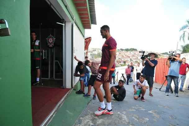 Torcedores do Boa Esporte foram na tarde desta tera-feira ao Estdio Municipal Rubro Negro para tirar selfies com o goleiro Bruno. Jogador realizou teste fsicos no local
